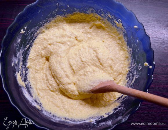 Масло взбить с помощью миксера до пышного состояния. Не переставая взбивать, ввести по одному яйца... Соединить обе смеси и влить молоко. Как следует все перемешать.