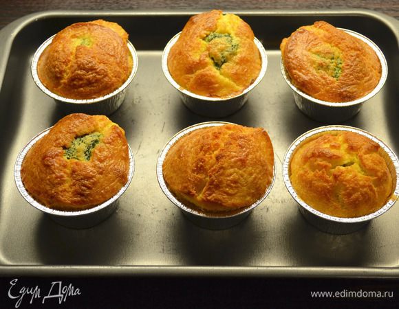 Готовые кексики достать из духовки и остудить. Затем извлечь из формочек и подавать!