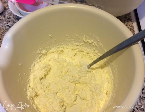 Нагреть духовку до 200°C. В миске смешать рикотту, ваниль, масло и сметану.