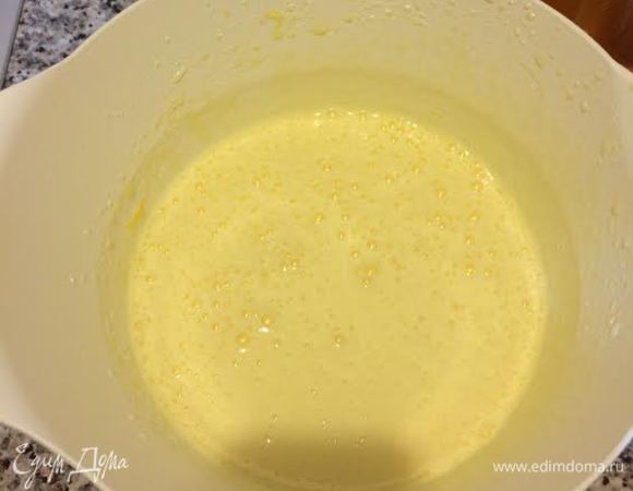 Яйца и сахар хорошо взбить.
