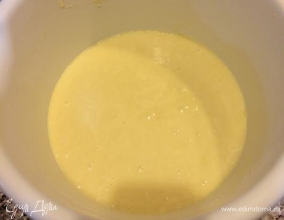 Смешать яйца и рикотту миксером на 1 скорости. Добавить соль, разрыхлитель и муку. Перемешать миксером на 1 скорости.