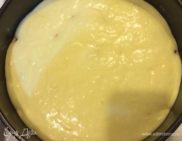 Залить остатками теста. Выпекать 50-55 минут.