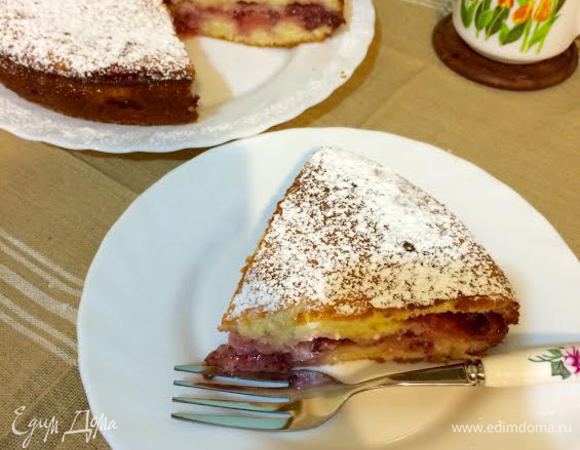 Готовой пирог слегка остудить и посыпать сахарной пудрой. Приятного аппетита!