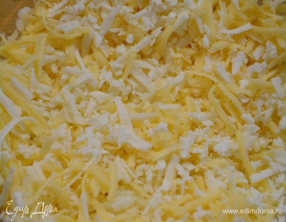 Твердый сыр и сулугуни потереть на крупной терке.