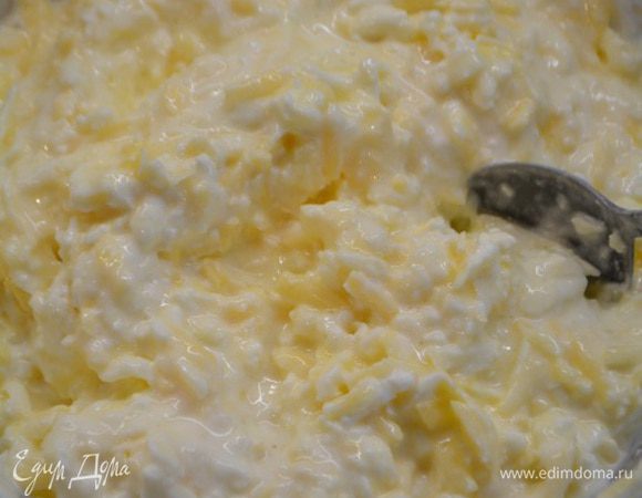 Добавить сметану и вбить яйца, перемешать до однородности.