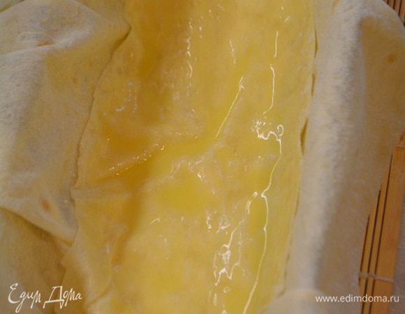 Накрываем лавашем, главное чтобs он был по размеру формы (лаваш удобно резать ножницами).