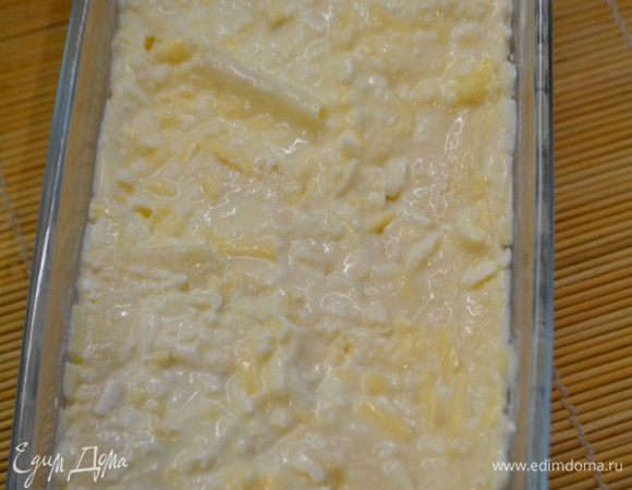 И так чередуем: лаваш, масло, сырная начинка и так до конца. Свисающие края собрать к середине и уложить сырную начинку. Запечь при 180°C до золотистого цвета (примерно 35-40 минут).