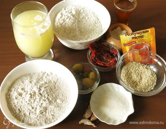 Пшеничная мука и ржаная цельнозерновая мука, сыворотка, оливки, томаты, соль, сахар, разрыхлитель, масло, семена для присыпки, чеснок.