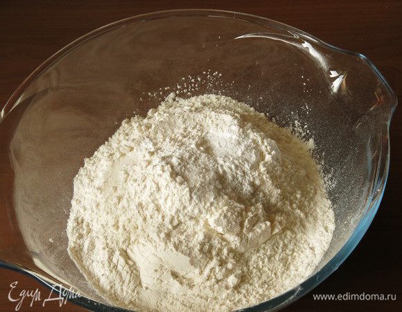 Смешивая два вида муки, соль, сахар, разрыхлитель.