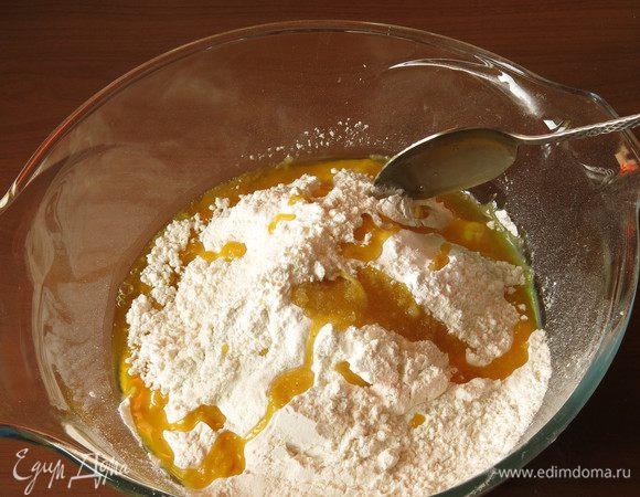 Наливаем масло (использовала льняное).