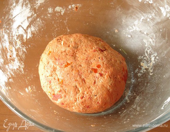 Делим массу на две части, в первую кладем измельченные томаты с чесноком. Во вторую часть кладем оливки измельченные и еще пару ложек муки.