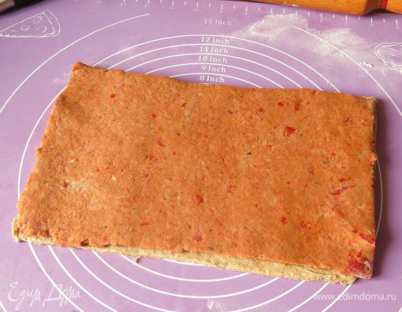 Выдерживаем тесто 15 минут. Раскатываем, вырезаем прямоугольник, аналогично поступаем со вторым тестом, кладем их друг на друга