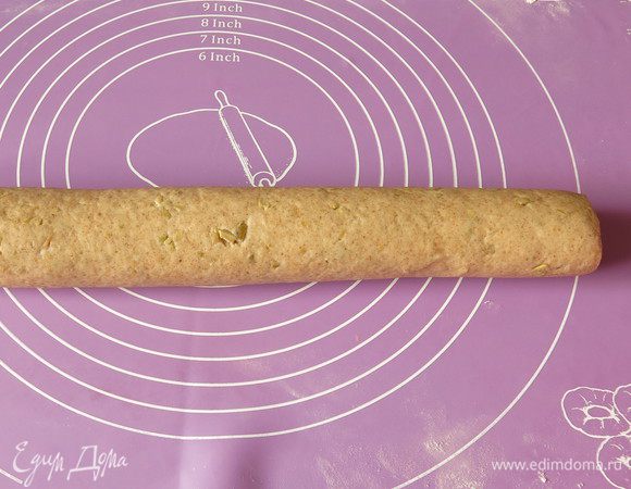 Чуть раскатываем пласты, прижимая. Сворачиваем в рулет.