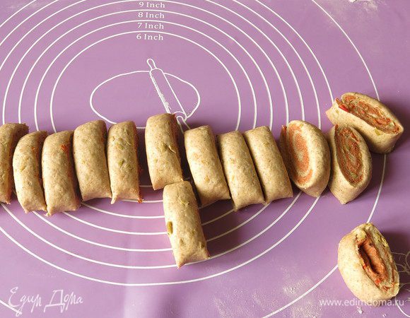 Нарезаем на кусочки рулет