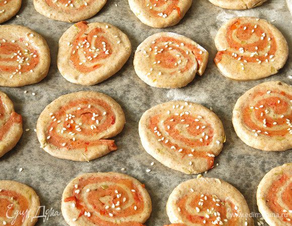 Смазываем маслом улитки и присыпаем семенами, ставим запекаться при 180°С на 35 минут.