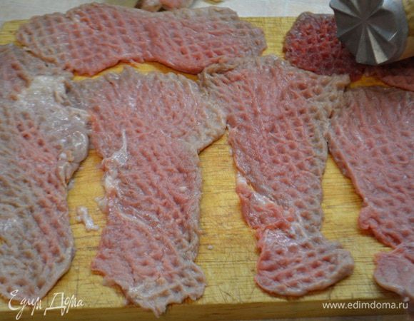 Мясо помыть и обсушить бумажным полотенцем. Нарезать на тонкие ломтики и хорошо отбить.