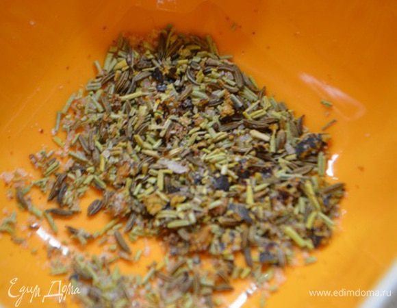 Смешать розмарин, тмин, соль, перец чили и ягоды можжевельника. Истолочь.