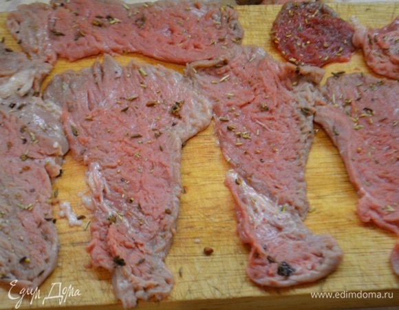 Этой смесью натереть мясо. Я каждый кусочек разрезала еще на половину в длину.