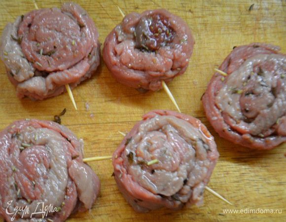 Свернуть каждый ломтик в виде улитки, закрепить шпажкой и смазать сверху оливковым маслом. Дать минут 20 полежать-промариноваться.