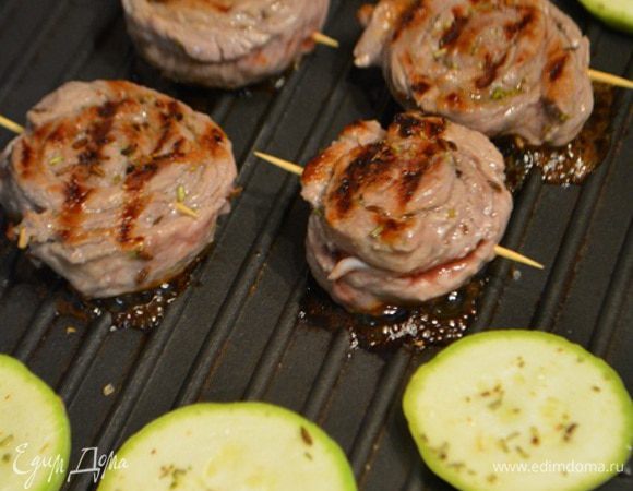 Обжарить на гриле в течение 10-15 минут до хрустящей корочки. Одновременно с мясом обжарить колечки молодых кабачков.