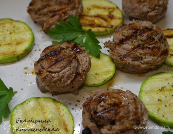 Выложить на блюдо,посыпать свежеизмельченным черным перцем и петрушкой. Приятного аппетита!