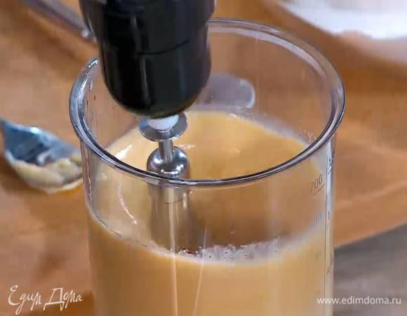 Сахар с яйцами взбивать блендером с насадкой-венчиком до образования пышной массы, затем влить молоко и взбить все вместе.