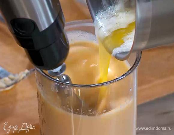 Продолжая взбивать, влить растопленное масло и взбить еще немного.