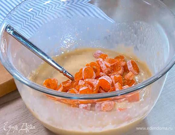 Мандарины нарезать небольшими кусочками, добавить в тесто и все перемешать.