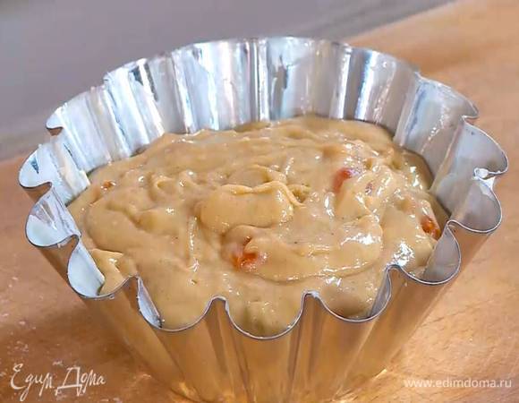 Большую форму для кекса смазать оставшимся сливочным маслом и на 2/3 объема заполнить тестом, если теста окажется больше, понадобится еще одна форма.