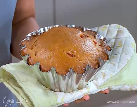 Выпекать кекс в разогретой духовке 35‒45 минут.