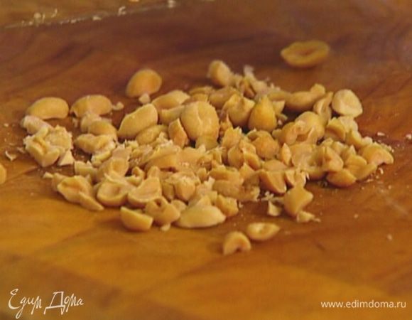 Арахис измельчить, так чтобы остались довольно крупные кусочки.