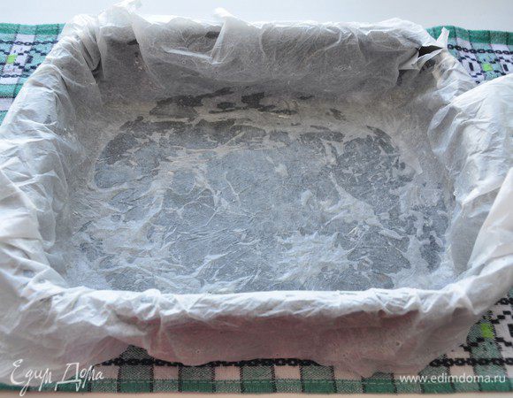 Включить разогреваться духовку до 200°C.
Форму — у меня размером 18x24 см, застелить бумагой для выпечки таким образом, чтобы ее концы свисали со всех сторон. Смазать бумагу маслом (не указано в списке ингредиентов).

