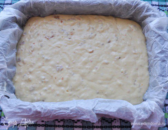 Переложить тесто в форму и выпекать в разогретой духовке при 200°С около 25 минут. Ориентируйтесь по своей духовке! Проверяем готовность сухой спичкой.  
