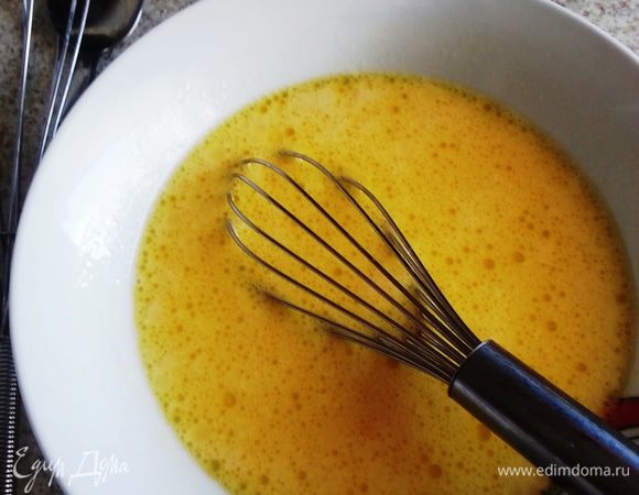 Тесто. Муку просеять, добавить соль и сахар (сахар, конечно, на ваше усмотрение, можно и не добавлять (a я даже в несладкие блины чуть сахара добавляю). В отдельной миске слегка взбить яйца, добавить 2 стол. ложки растительного масла и часть молока, примерно 250 мл. Хорошо перемешать.