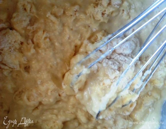 Яично-молочную смесь влить в муку и все особенно хорошо перемешать венчиком до исчезновения комочков.