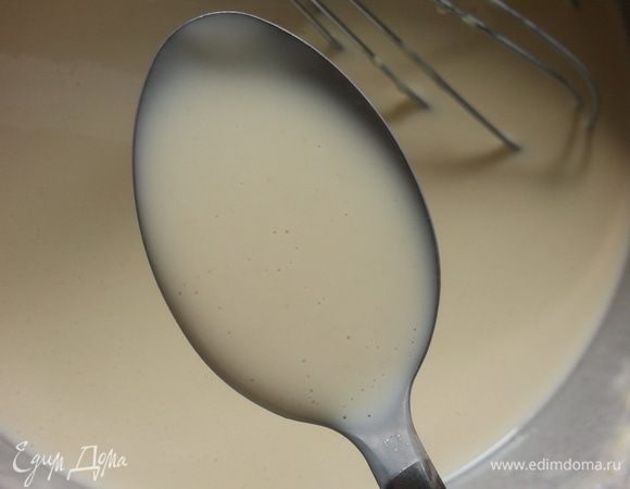 Когда эта густая масса станет однородной, добавить остальное молоко. Количество молока может колебаться в зависимости от качества муки и от величины яиц. Консистенция теста должна стать похожа на жидкую сметану.