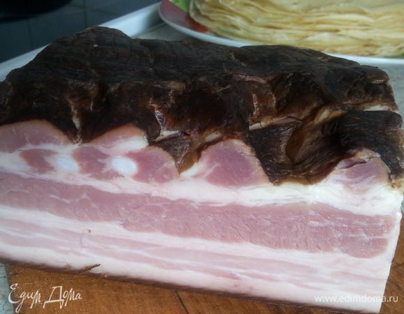 А сейчас о главном! Нам нужно очень вкусное копченое мясо для начинки: окорок, ветчина,  или, как у меня, довольно жирный, но нереально вкусный кусочек копченого бекона.