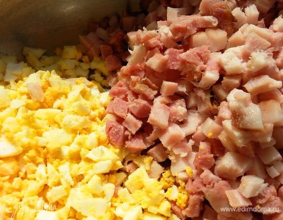 Принцип приготовления начинки очень быстрый и простой, можно обойтись даже без весов. Сначала мелкими кубиками нарезать вареные  яйца. А рядышком нарезать  примерно такое же самое количество копченого мяса. Я всегда так и делаю, но только сегодня я все взвесила, чтобы уточнить рецепт.