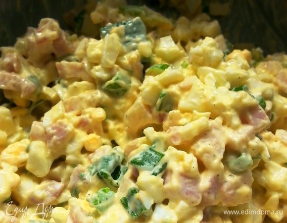 Добавить майонез, чтобы связать начинку. И черный перец не помешает. Все перемешать. Получится своеобразный салатик.