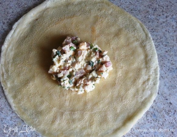 Начинку выкладывать по 1 столовой ложке с горкой.