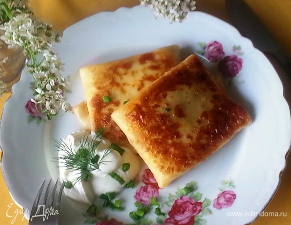 Перед подачей блинчики обжарить на растительном или сливочном масле. Подается со сметаной, можно добавить помидорчик.