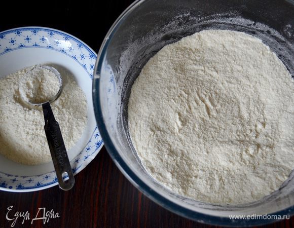 В миске смешать просеянную муку, сахар и разрыхлитель. Как следует перемешать и отложить 3 ст.л. сухой смеси. 
Большое яблоко (или два маленьких) вымыть, разрезать пополам, удалить сердцевину и нарезать тонкими дольками. Сбрызнуть соком лимона.