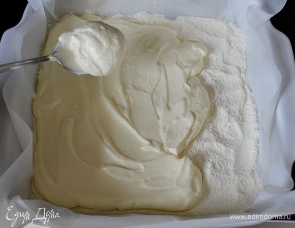Отдельно в миске размешать-растереть до гладкости мягкий творог с яйцом и ванильным сахаром. Аккуратно выложить на мучную смесь творожный слой.