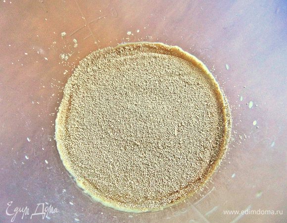 Разводим дрожжи в теплой воде. Даем постоять.