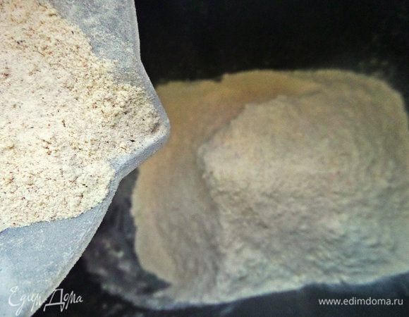 Смешиваем оба вида муки в хлебопечке. Всыпаем соль, сахар тоже.