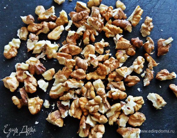 Орехи порубить.