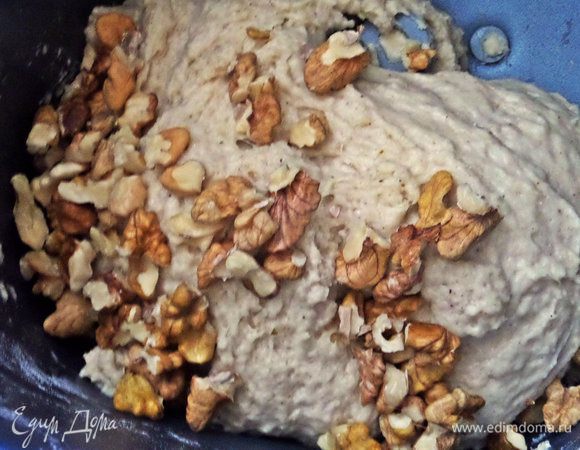 Высыпать орехи в процессе замеса теста.