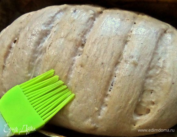 Смазываем водой или маслом.