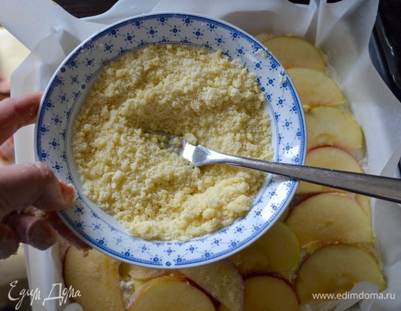 Из отложенной крошки и оставшихся 20 г сливочного масла приготовить штрейзельную крошку... 