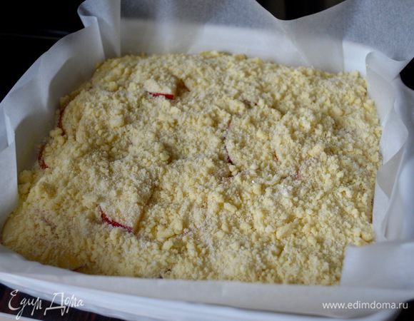 Присыпать яблоки полученной крошкой и выпекать в разогретой до 180°C духовке 40-45 минут, до красивой золотистой корочки.